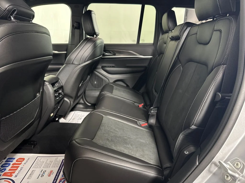 New 2026 Silver Zynith Exterior Paint Jeep Altitude image 24