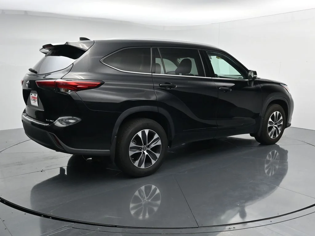 Used 2022 Black Toyota XLE image 7