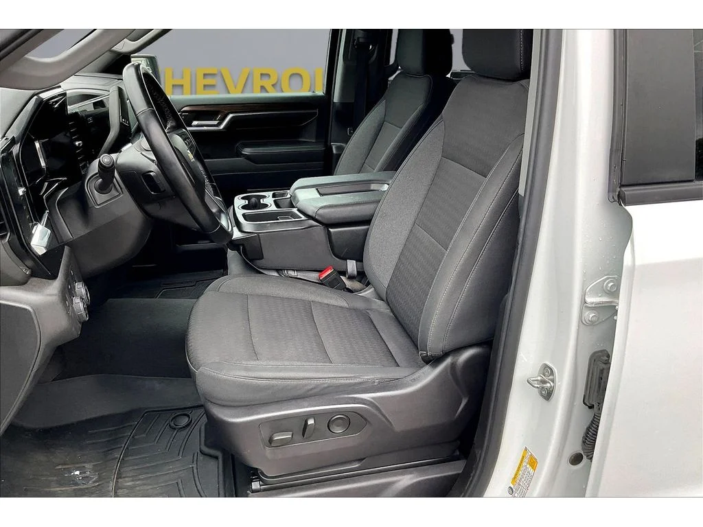 Used 2024 Summit White Chevrolet LT image 17