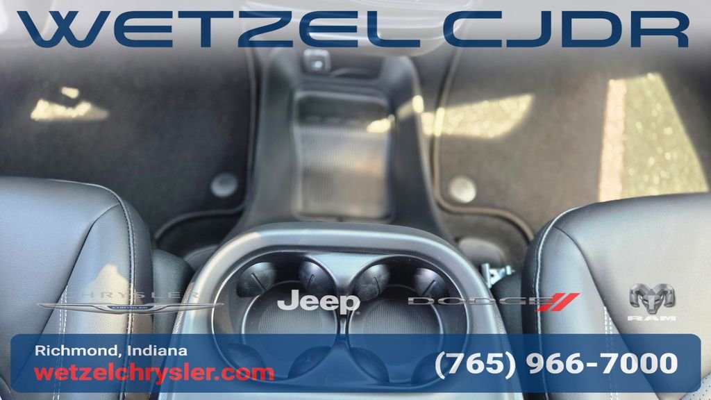 New 2027 Diamond Black Crystal Pearl-Coat Exterior Paint Chrysler Select image 29