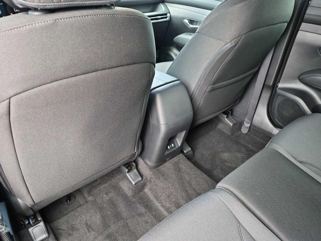 New 2026 Shimmering Silver Hyundai SE FWD image 17