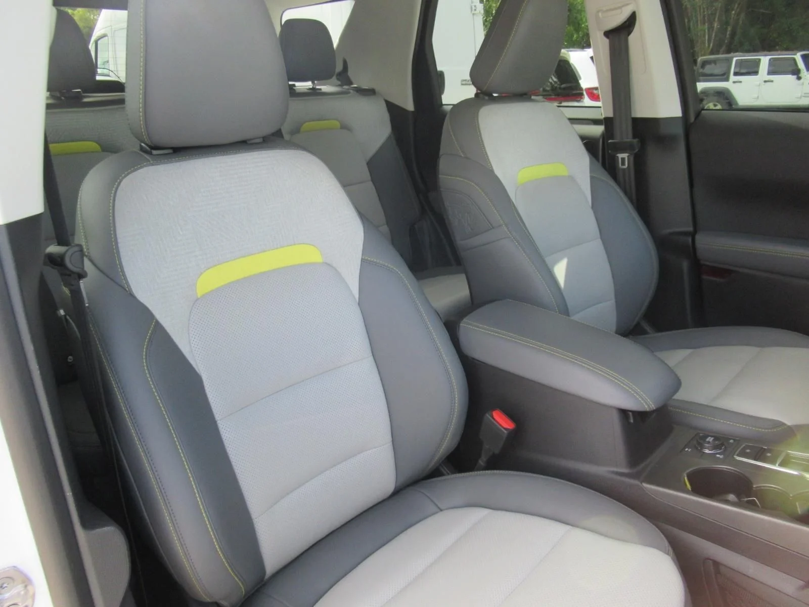 Used 2025 White Ford Badlands image 9