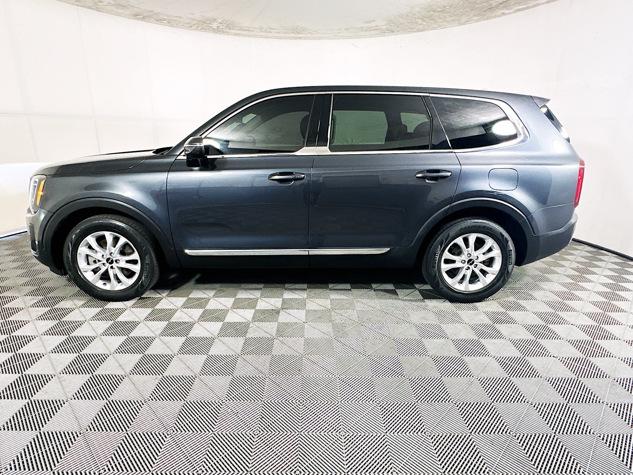 Used 2022 Gravity Grey Kia LX image 6