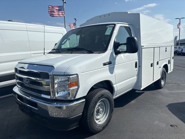 New 2026 Oxford White Ford E-350 SRW image 2