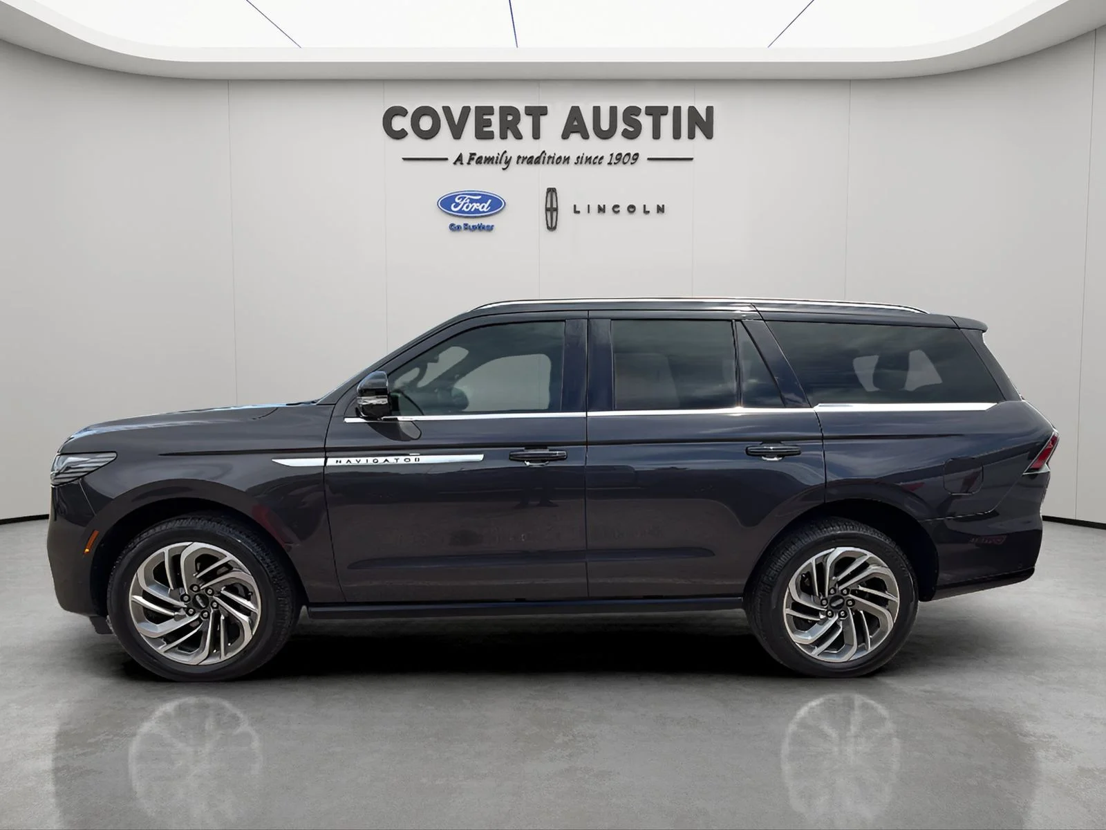 Used 2025 Gray Lincoln Reserve image 2