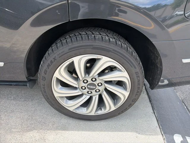 Used 2022 Gray Lincoln Reserve image 3