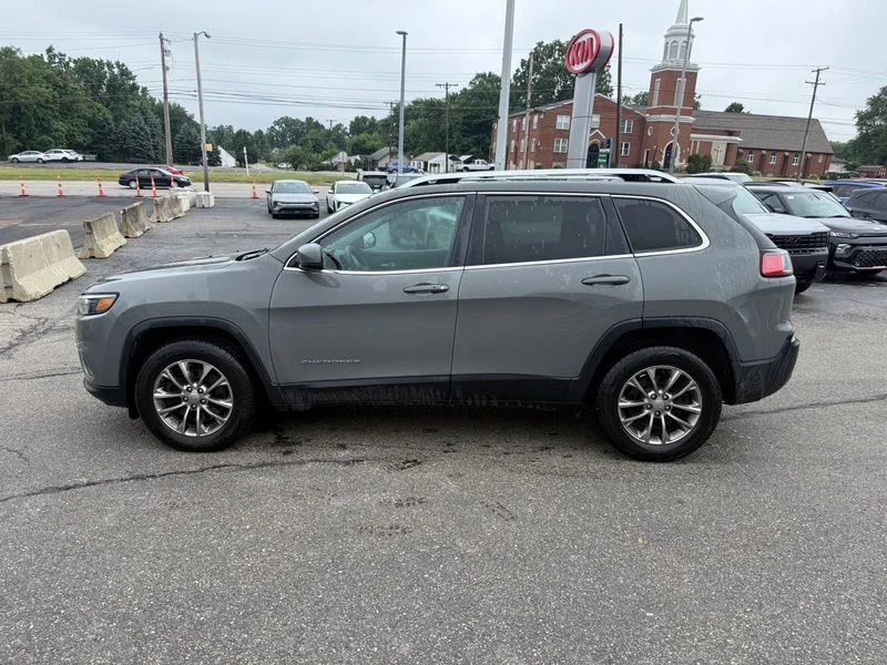 Used 2019 Gray Jeep Latitude Plus image 5