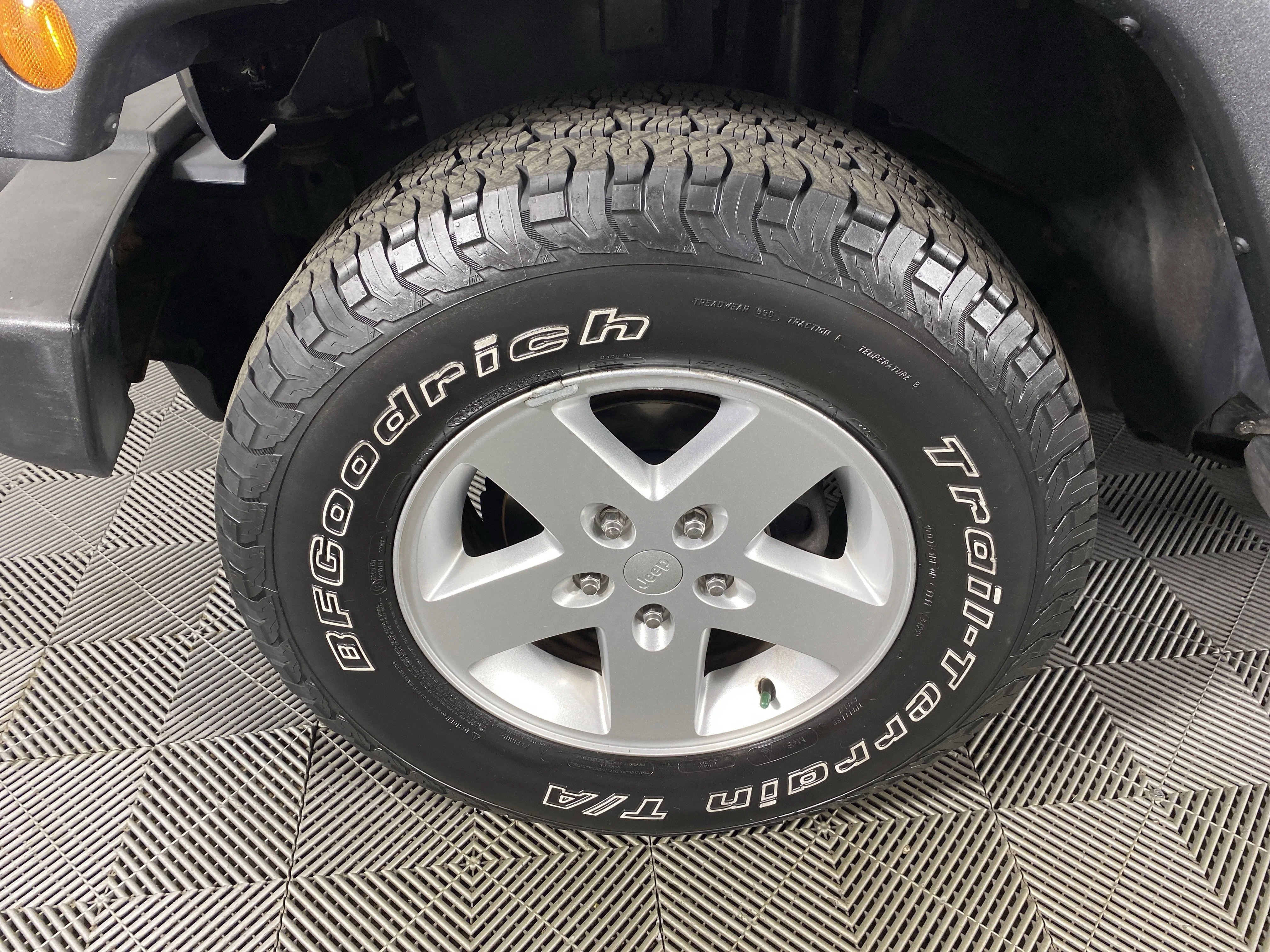 Used 2018 Granite Crystal Metallic Clearcoat Jeep Sport S image 9
