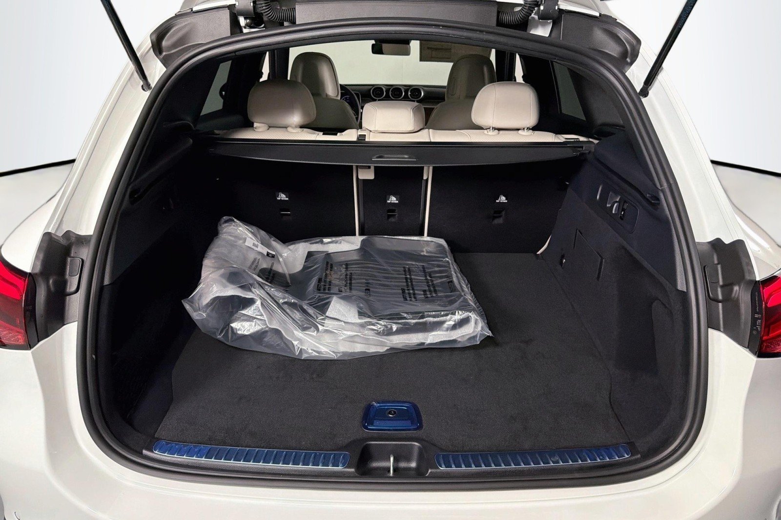 New 2026 Polar White Mercedes-Benz GLC 300 SUV image 22