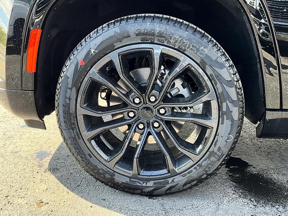 New 2026 High Gloss Black Jeep Summit Reserve image 13