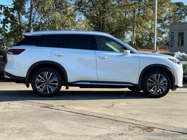 New 2026 RADIANT WHITE INFINITI Luxe FWD image 8