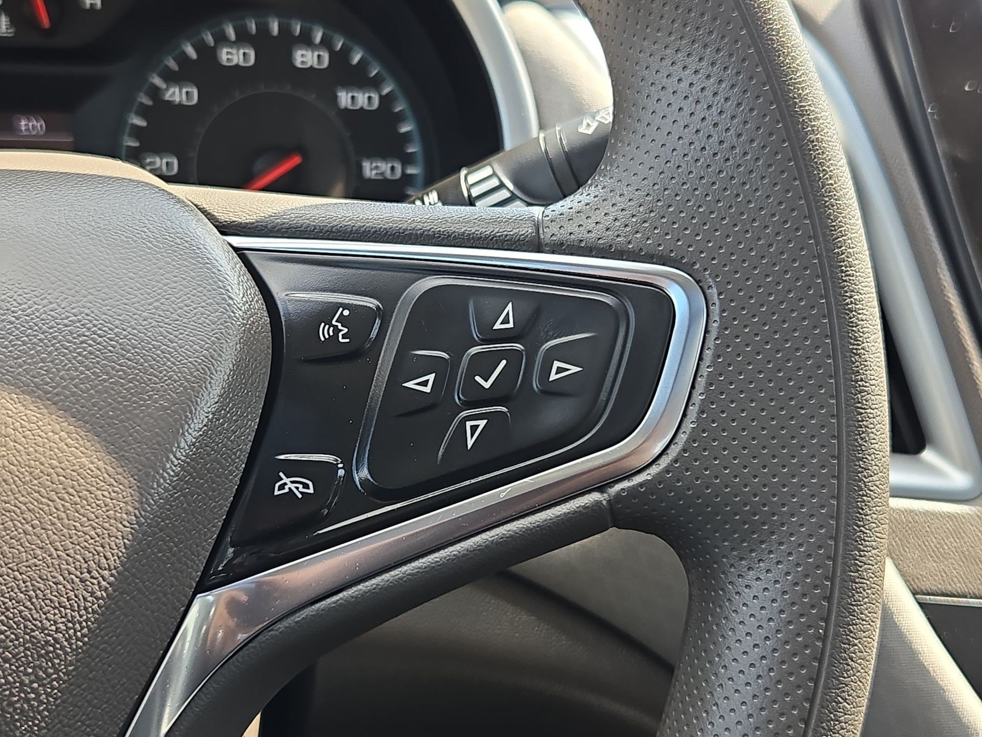 Used 2024 Summit White Chevrolet LT image 18
