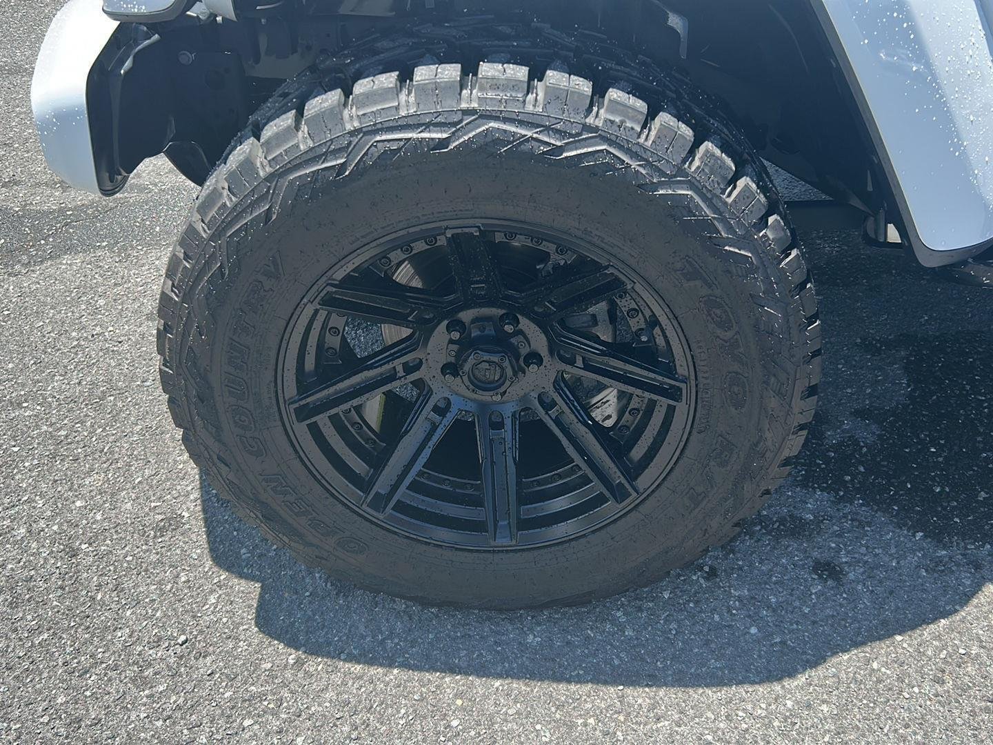 Used 2021 BRIGHT WHITE CLEARCOAT JEEP OVRLND image 10