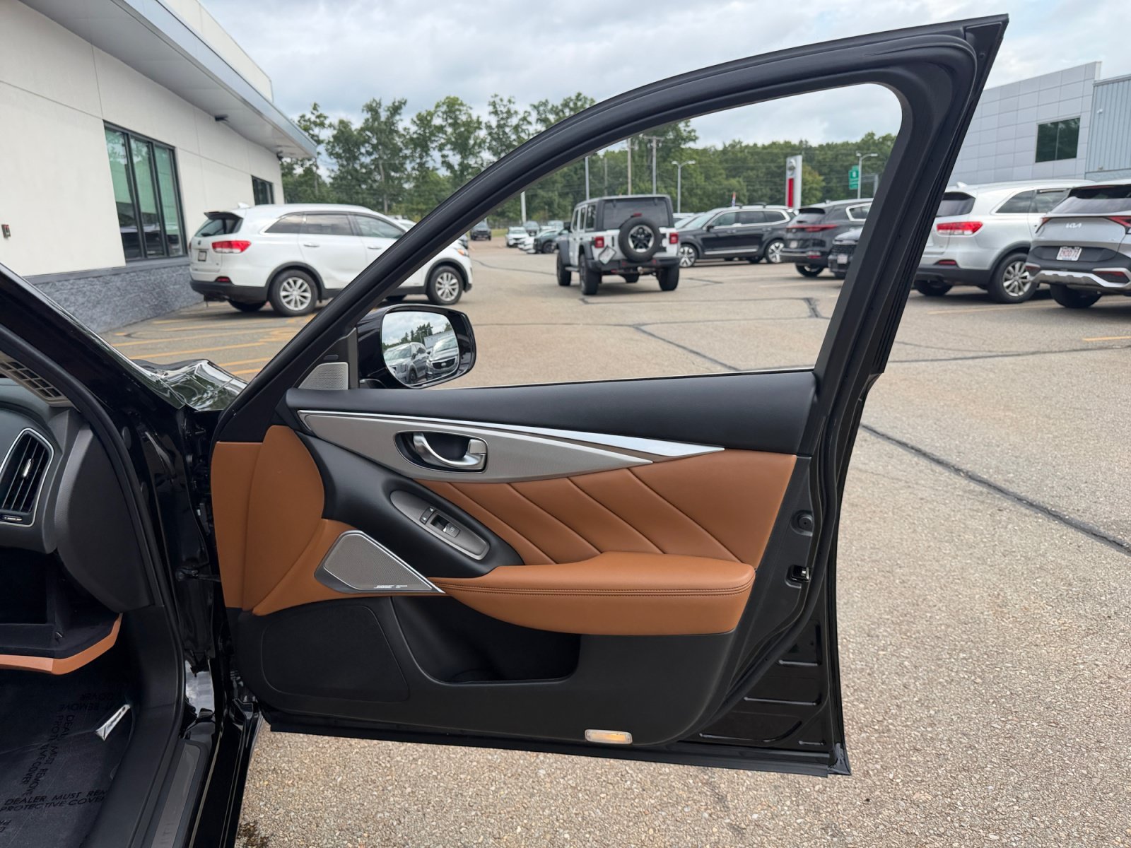 Used 2023 Black Obsidian INFINITI LUXE image 32
