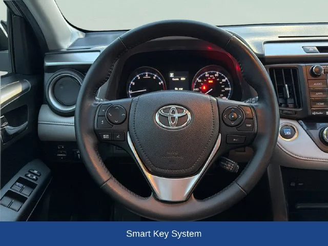 Used 2018 Silver Toyota XLE image 9