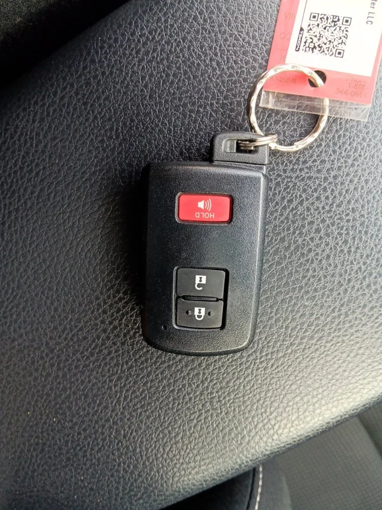 Used 2018 Galactic Aqua Mica Toyota XLE image 28