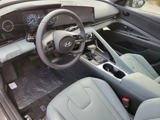 2025 Hyundai Elantra Limited - Photo 14
