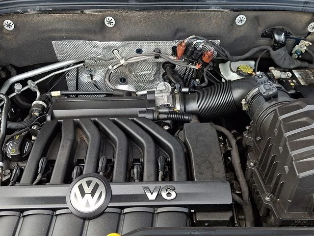 Certified Used 2021 Blue Volkswagen 3.6L V6 SEL R-Line image 29