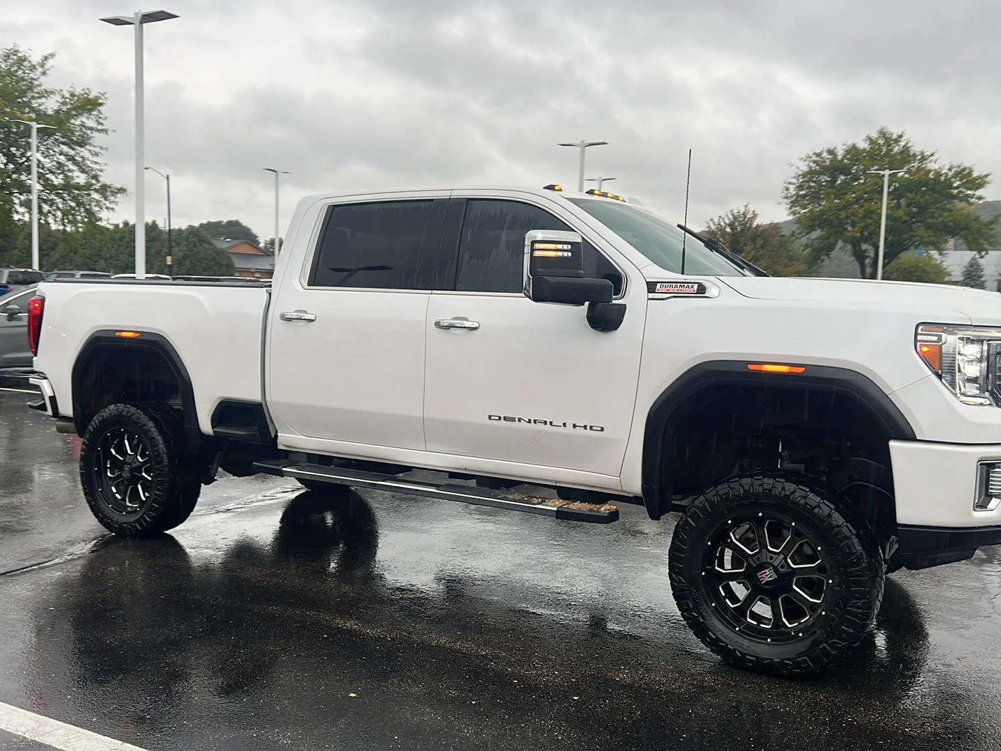 Used 2021 White Frost Tricoat GMC Denali image 3