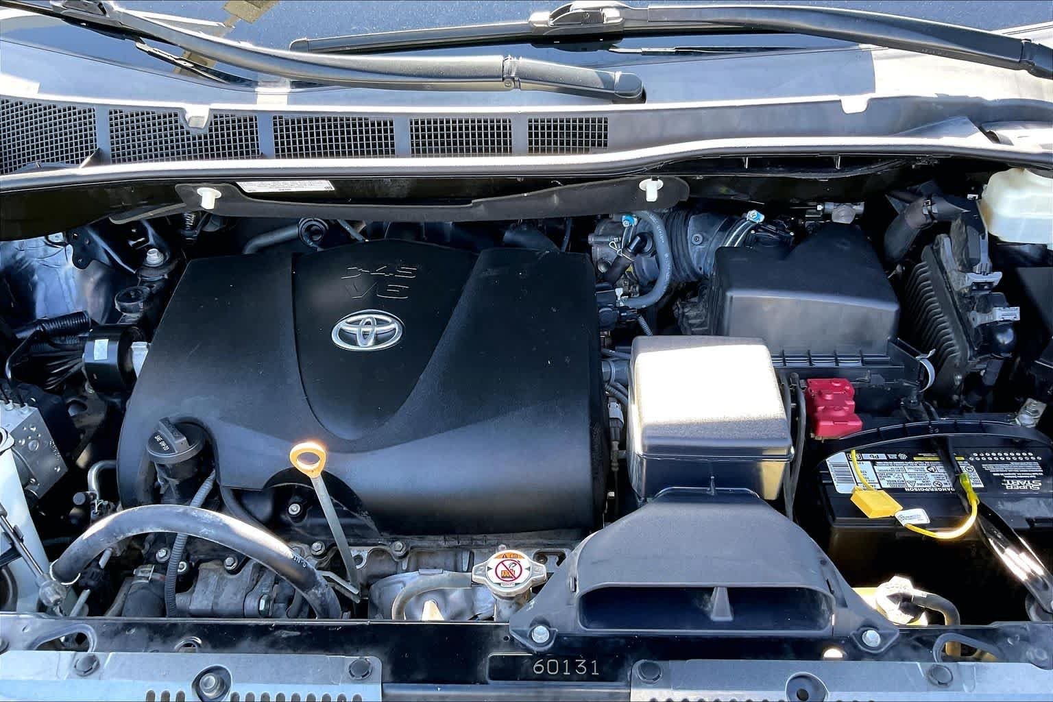 Used 2019 Midnight Black Metallic Toyota XLE Premium image 29