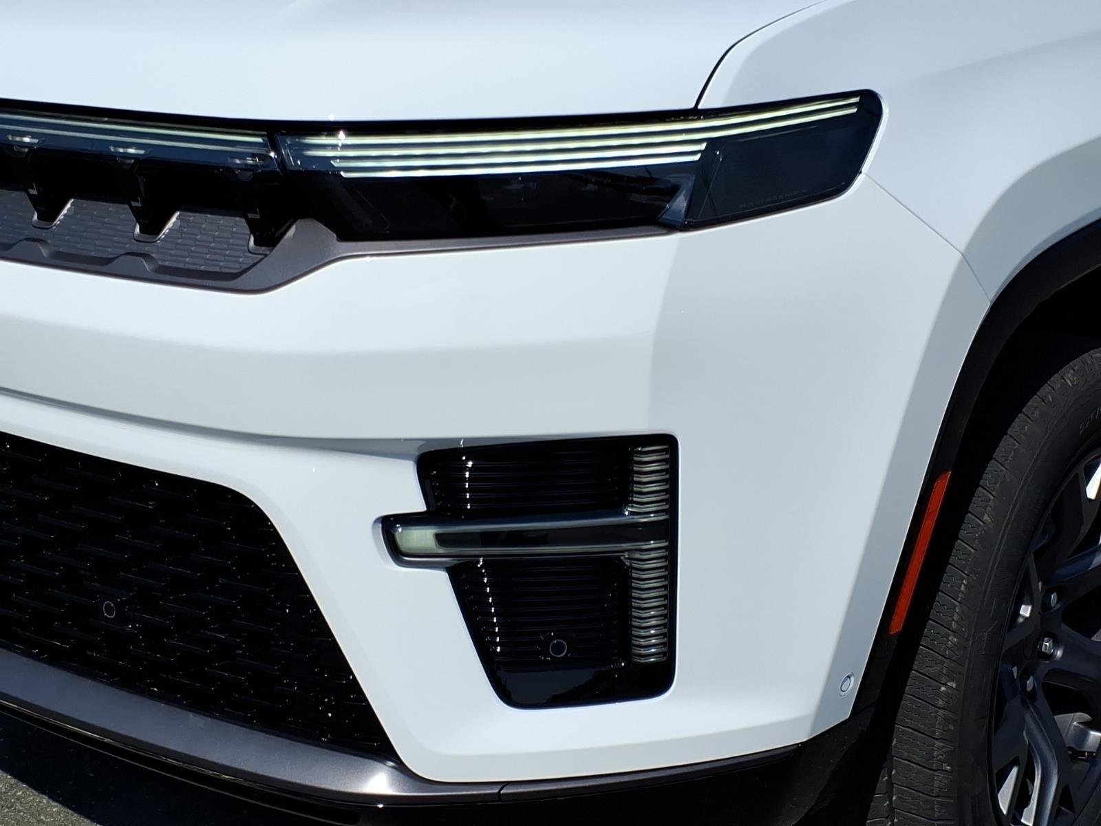 New 2026 Bright White Clear-Coat Exterior Paint Jeep Limited Altitude image 15