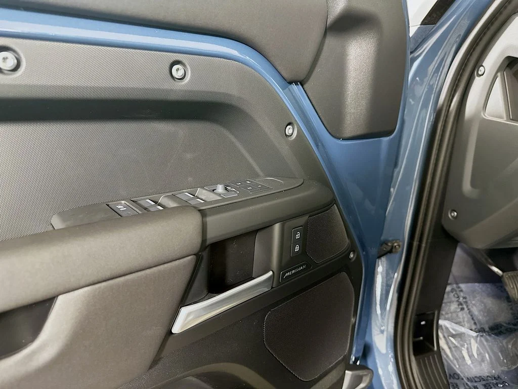 New 2026 Tasman Blue Metallic Land Rover S image 23