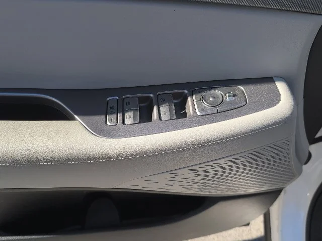 Used 2025 White Hyundai SEL image 21