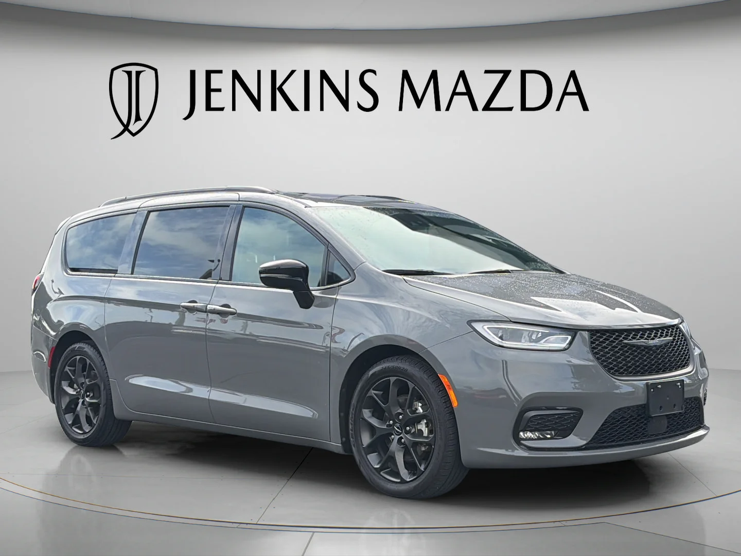 Used 2025 Ceramic Gray Clearcoat Chrysler Limited image 1
