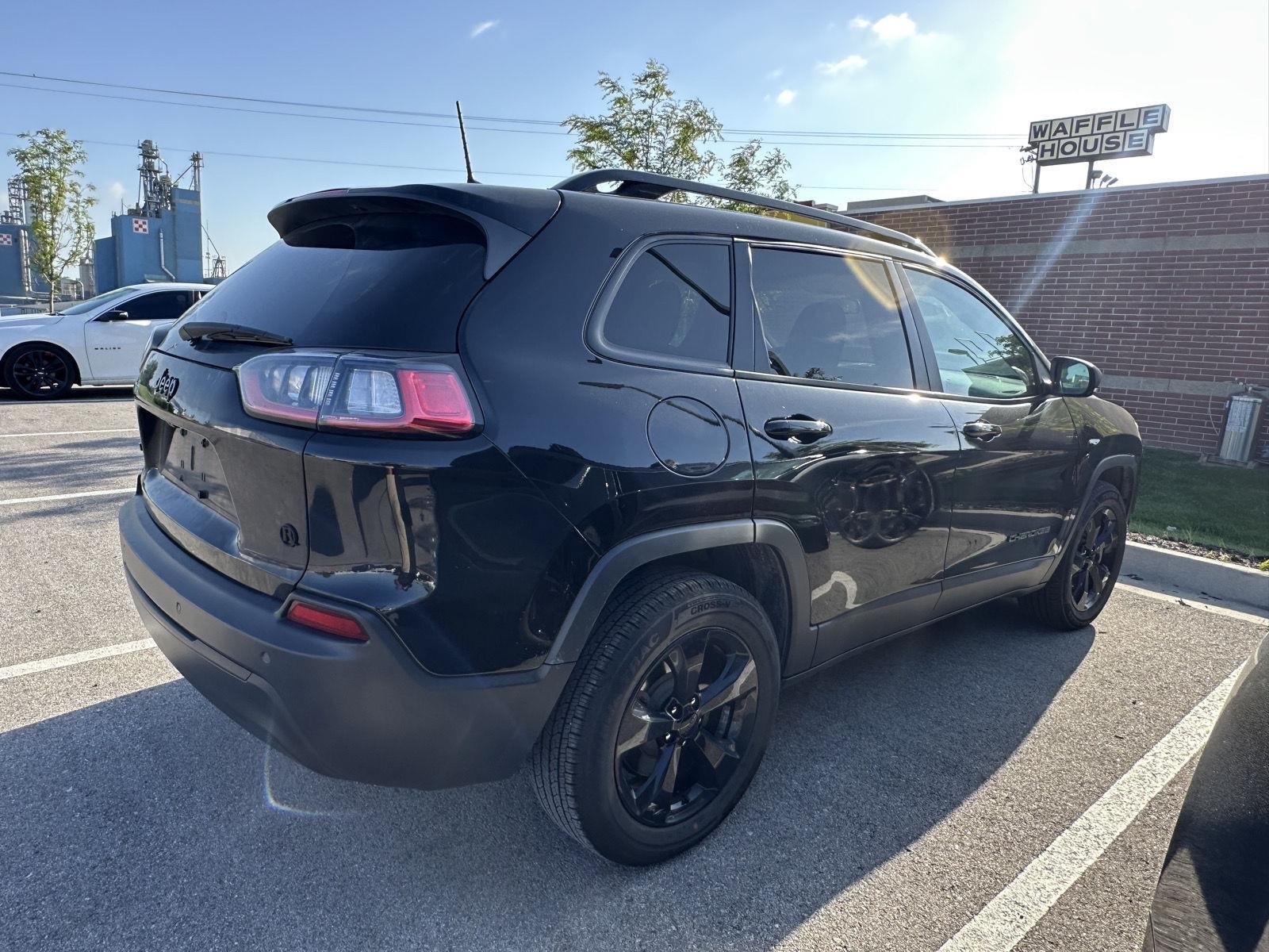 Used 2019 Diamond Black Crystal Pearlcoat Jeep Altitude image 4