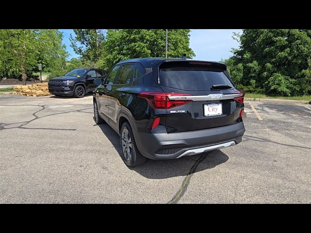 Used 2022 Black Kia LX image 6