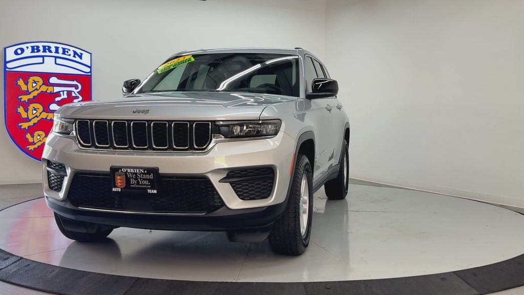 Used 2023 Silver Jeep Laredo image 9