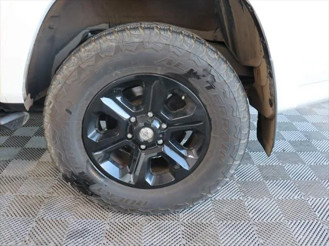 Used 2019 White Toyota SR5 image 17