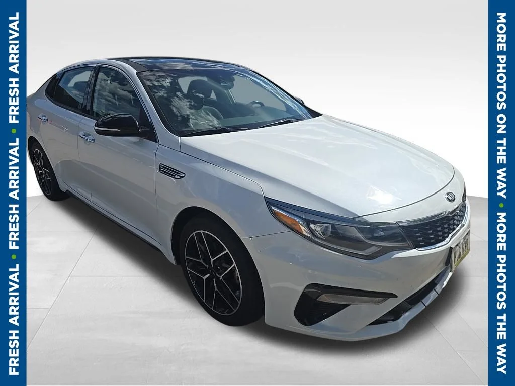 Used 2020 White Kia SE image 1