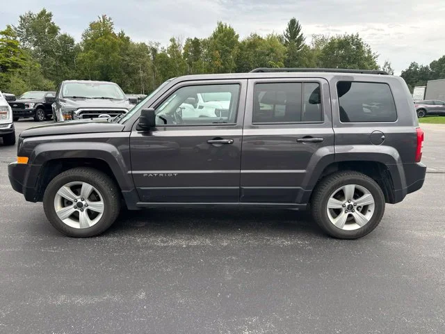 Used 2015 Granite Crystal Clearcoat Metallic Jeep Sport image 4