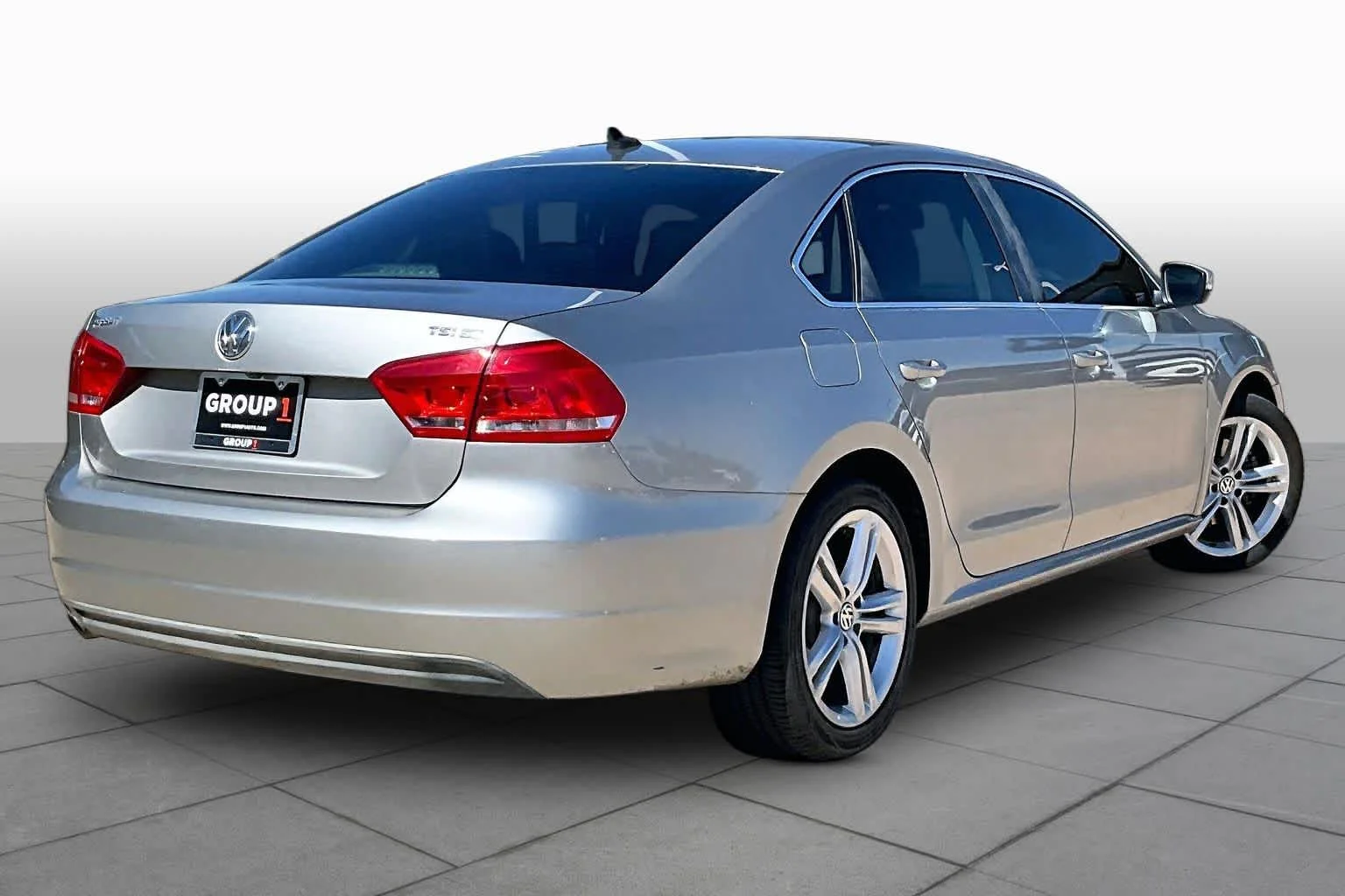 Used 2014 Platinum Gray Metallic Volkswagen SE image 12