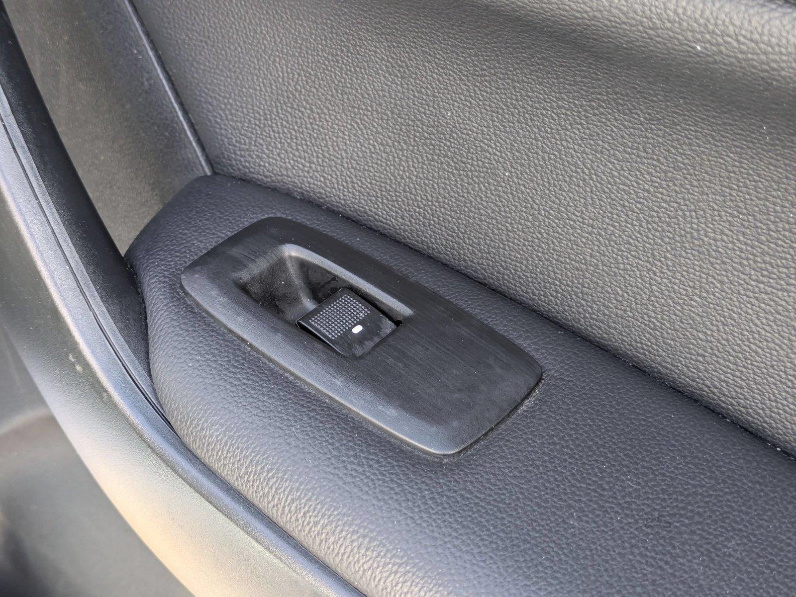 Used 2019  Ford XL image 22