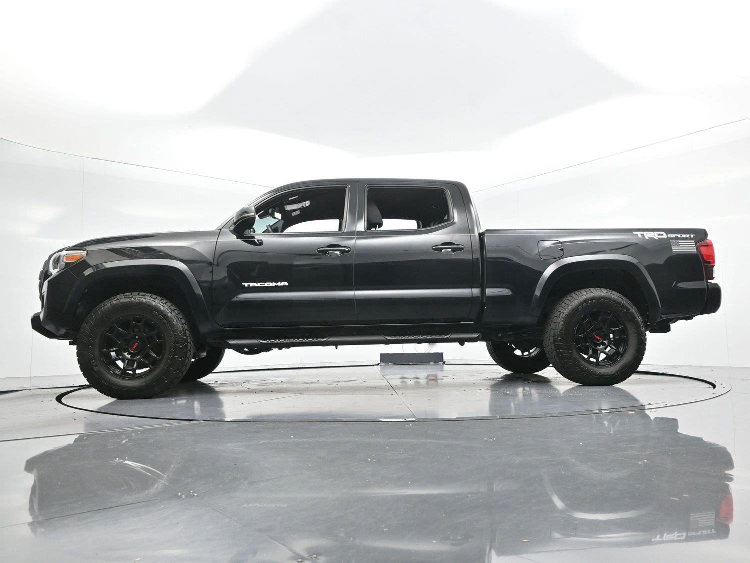 Used 2019 Midnight Black Metallic Toyota SR5 image 40