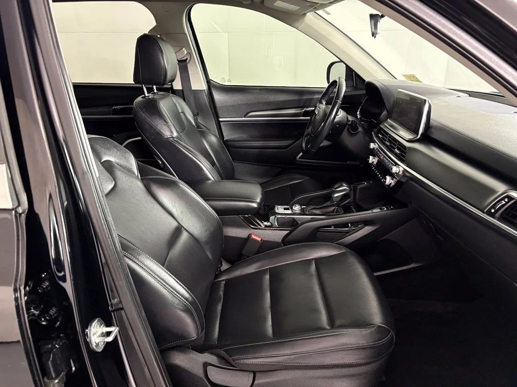 Used 2022 Black Kia S image 45