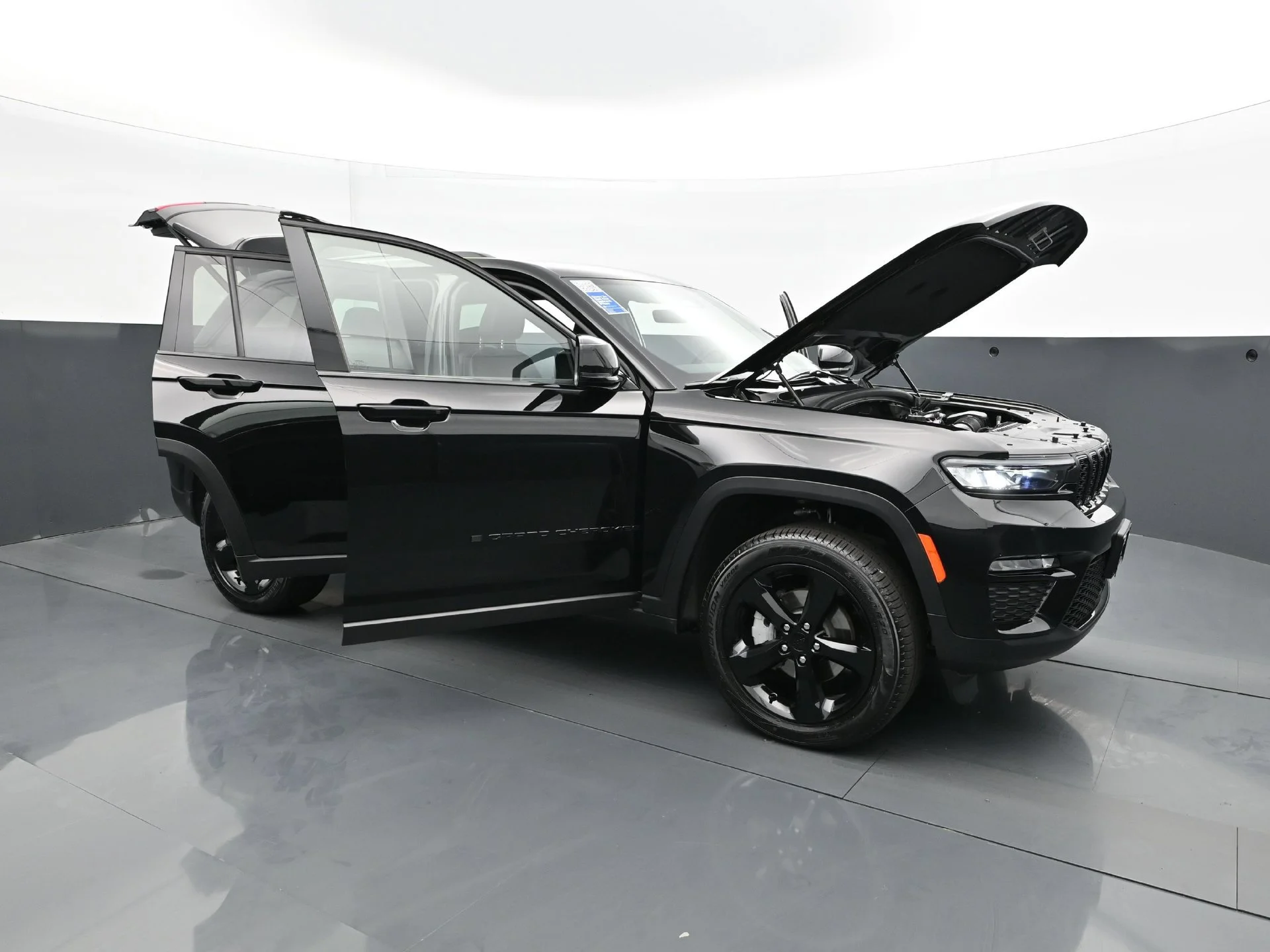 Used 2025 Diamond Black Crystal Pearlcoat Jeep Limited image 41