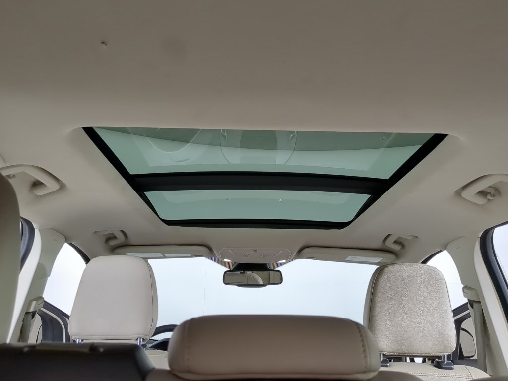 Used 2018 White Gold Metallic Ford SEL image 20