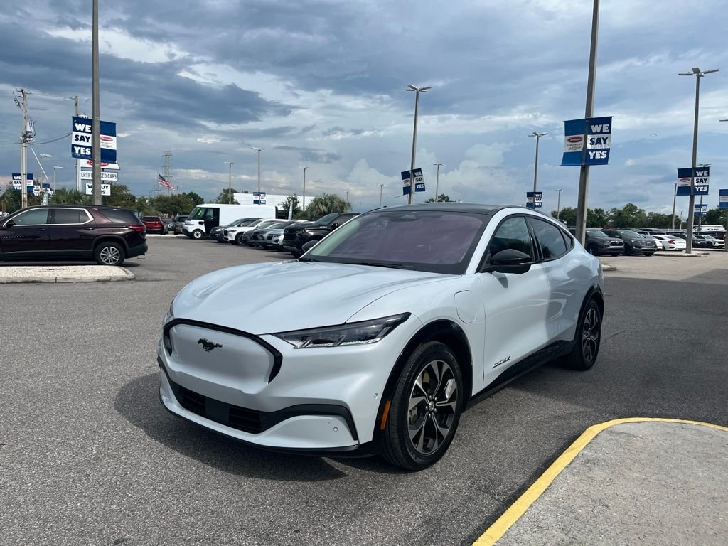 Used 2022 White Ford Premium image 1
