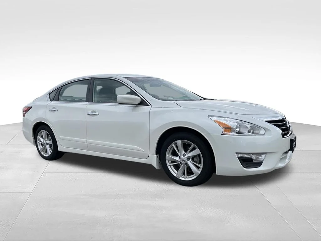 Used 2014 Nissan Altima SV with VIN 1N4AL3AP8EC285440 for sale in Beaver Dam, WI