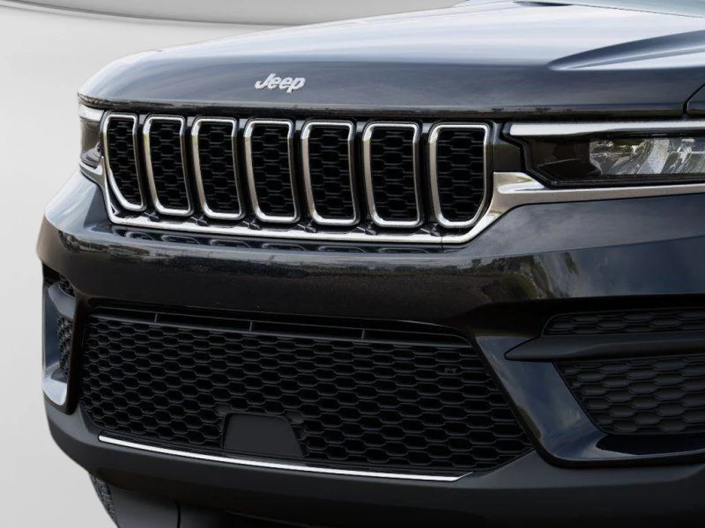 New 2025 Diamond Black Crystal Pearl-Coat Exterior Paint Jeep Laredo image 11