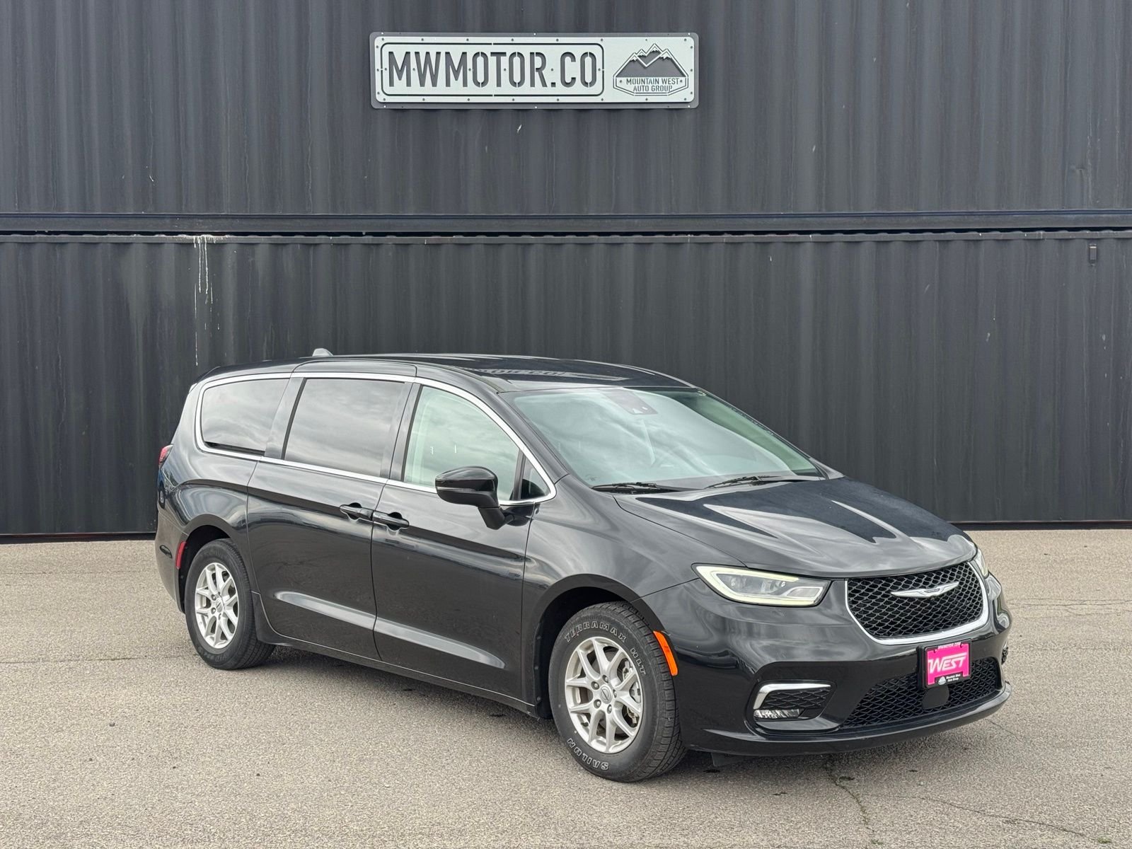 2023 Chrysler Pacifica Touring L's photo