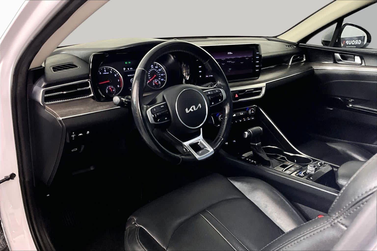 Used 2022 Glacial White Pearl Kia EX image 15
