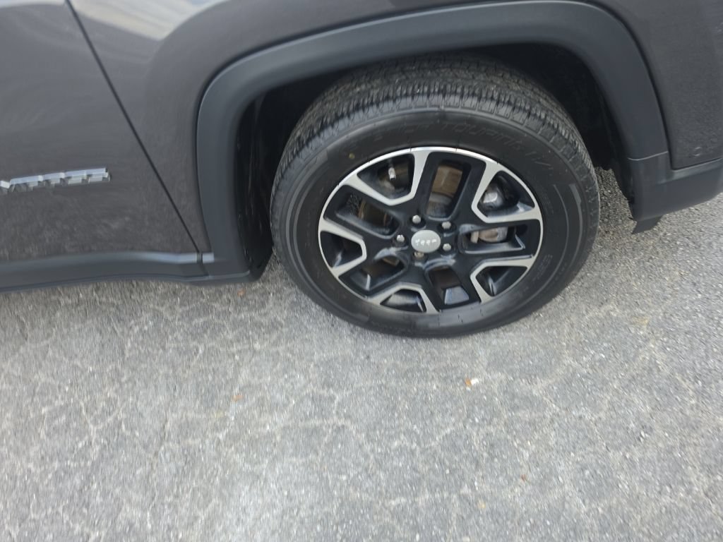 Used 2022 Gray Jeep Latitude FWD image 11