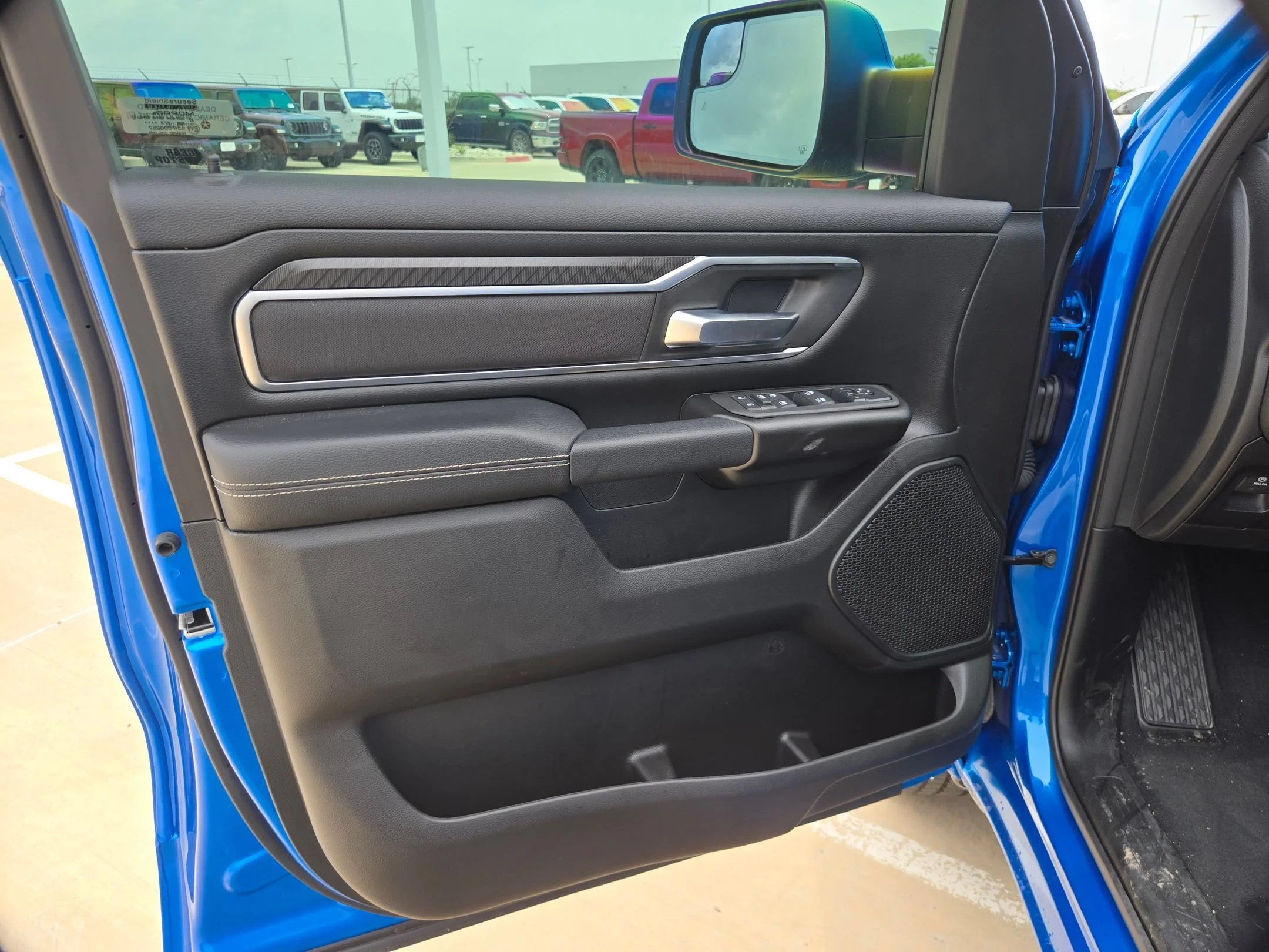 New 2026 Hydro Blue Pearl-Coat Exterior Paint RAM Big Horn/Lone Star image 11