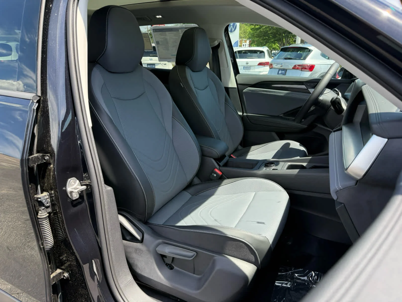 New 2026 Deep Black Pearl Volkswagen SE image 10