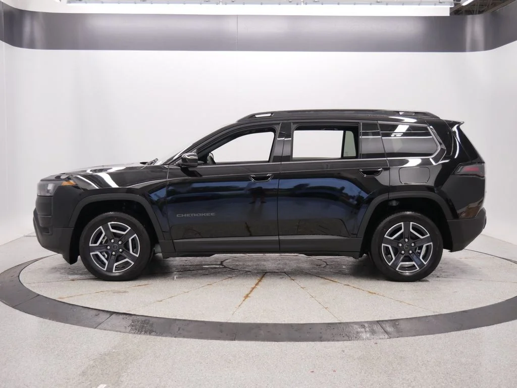 New 2026 Diamond Black Crystal Pearlcoat Jeep Limited image 2