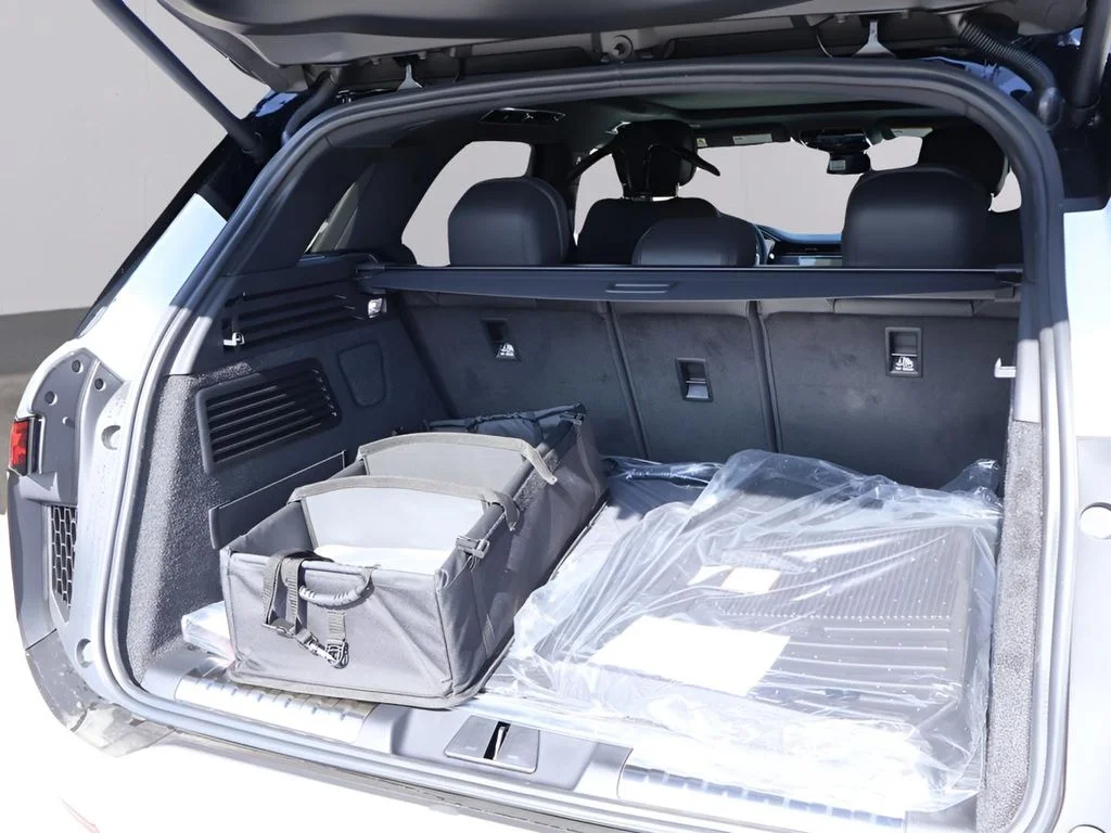 Used 2025 Fuji White Land Rover Dynamic SE image 32